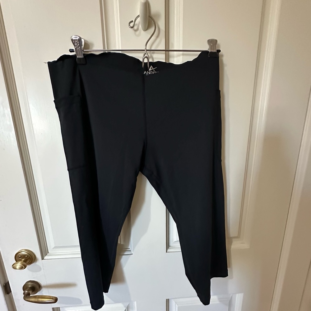 ANIVIVO Yoga Active Cropped Leggings in Black, Size Medium
